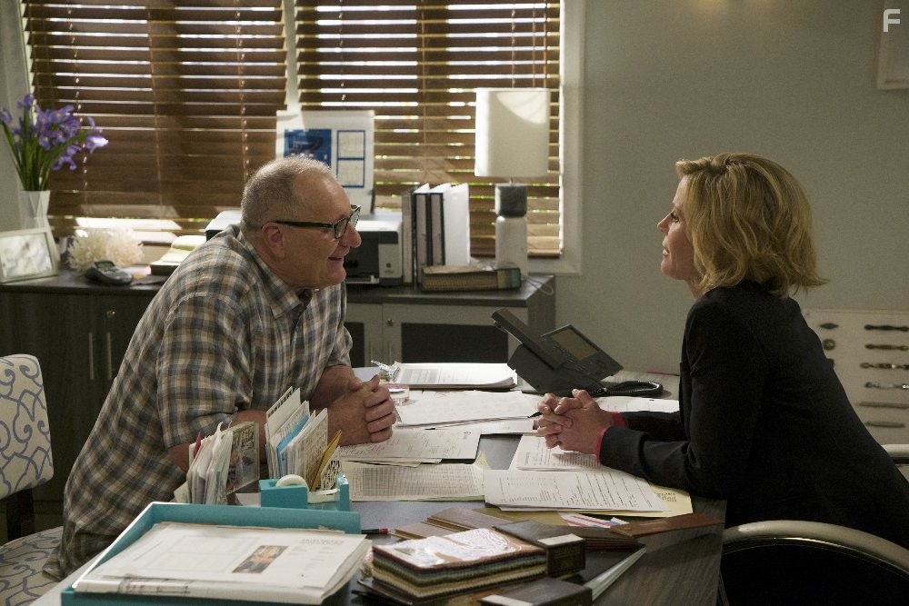 Julie Bowen and Ed O'Neill in Американская семейка (2009)