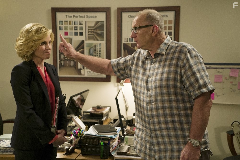Julie Bowen and Ed O'Neill in Американская семейка (2009)