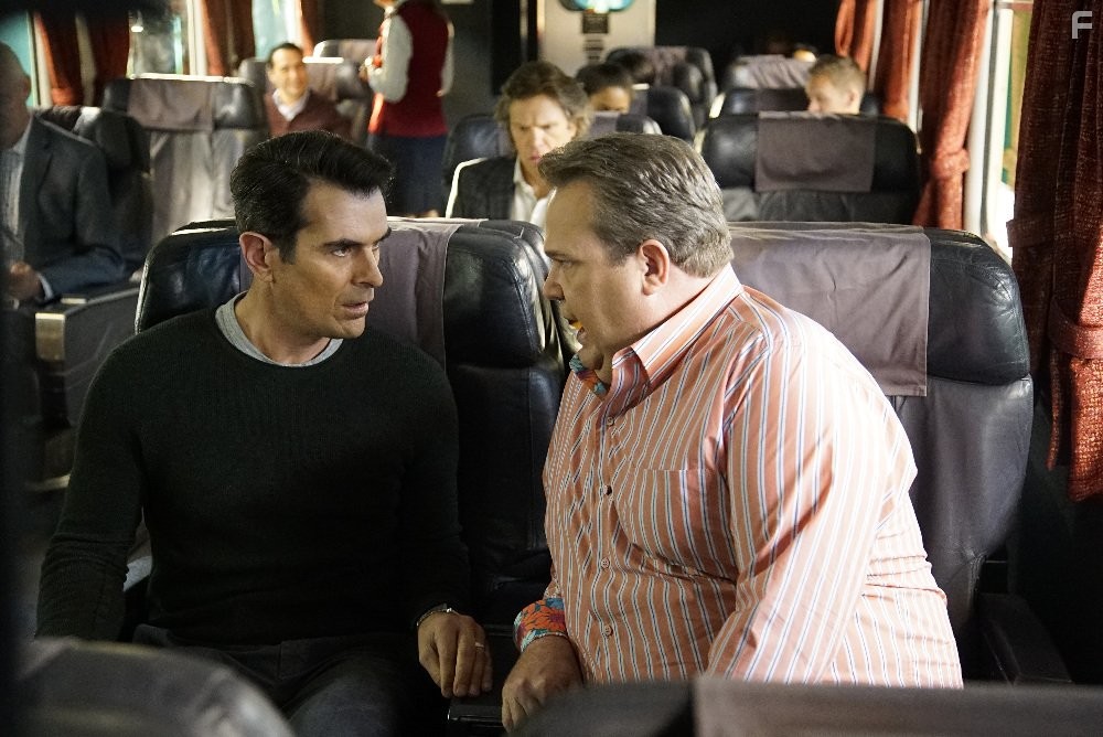 Ty Burrell, Eric Stonestreet, and Simon Templeman in Американская семейка (2009)