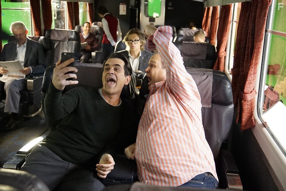 Ty Burrell, Eric Stonestreet, and Simon Templeman in Американская семейка (2009)