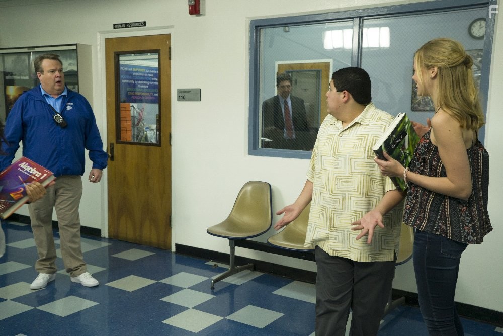 Eric Stonestreet and Rico Rodriguez in Американская семейка (2009)