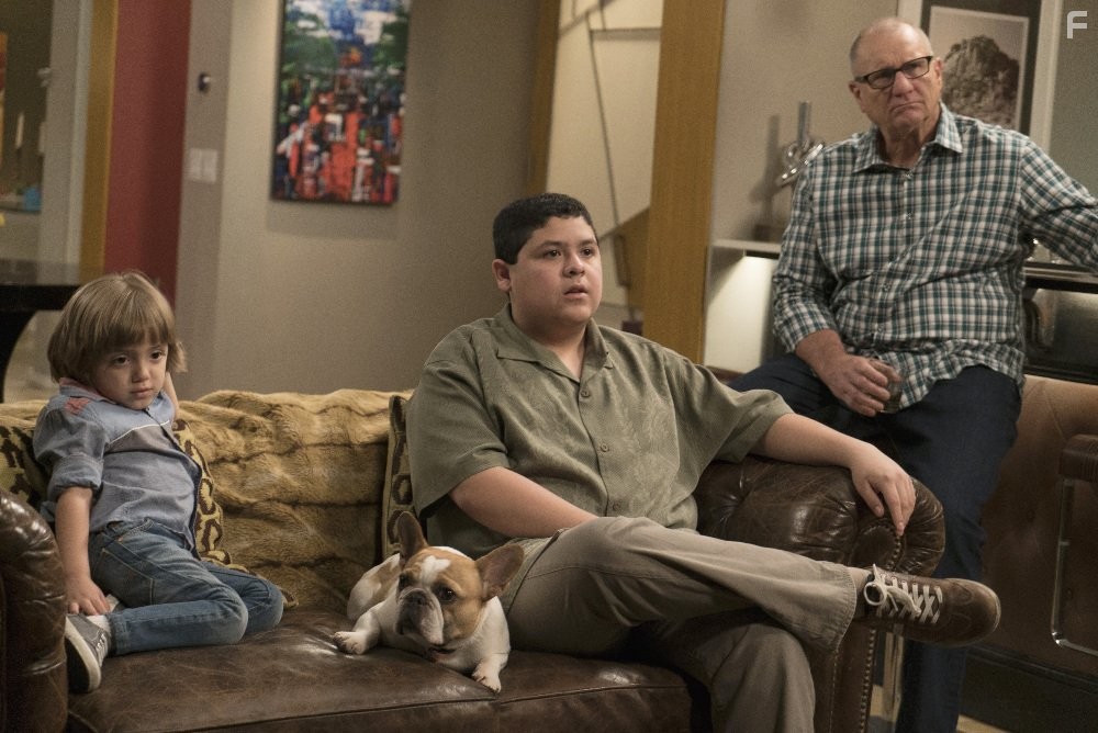 Ed O'Neill and Rico Rodriguez in Американская семейка (2009)