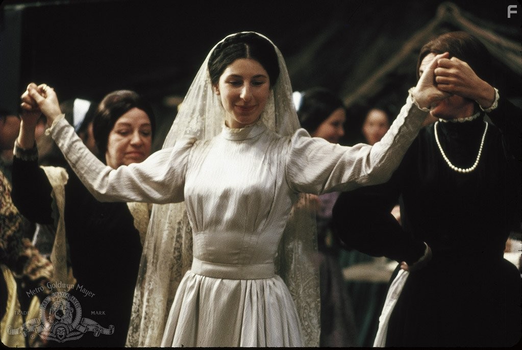 Rosalind Harris in Скрипач на крыше (1971)