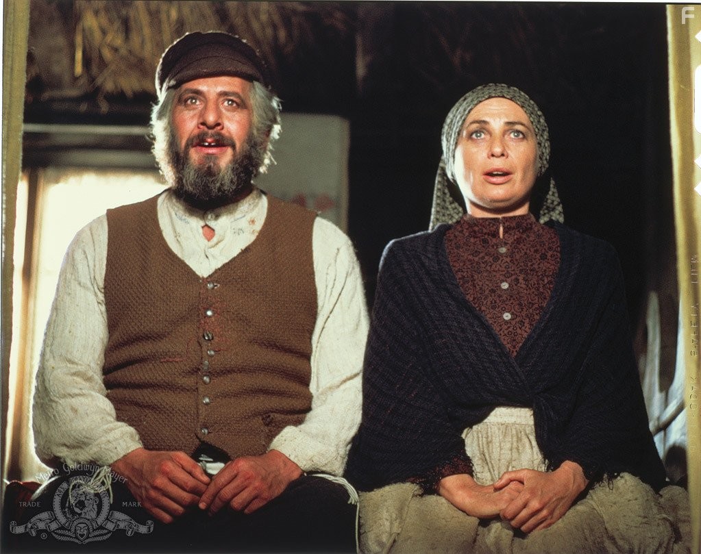 Norma Crane and Topol in Скрипач на крыше (1971)