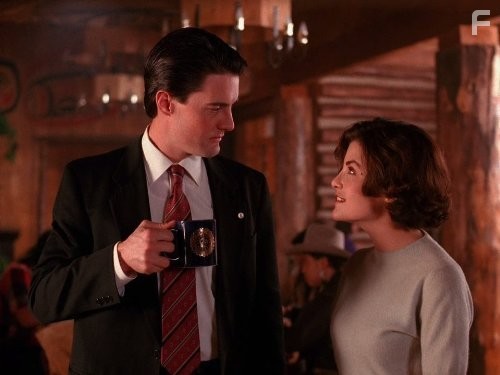 Sherilyn Fenn and Kyle MacLachlan in Твин Пикс (1990)