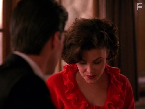 Sherilyn Fenn and Kyle MacLachlan in Твин Пикс (1990)