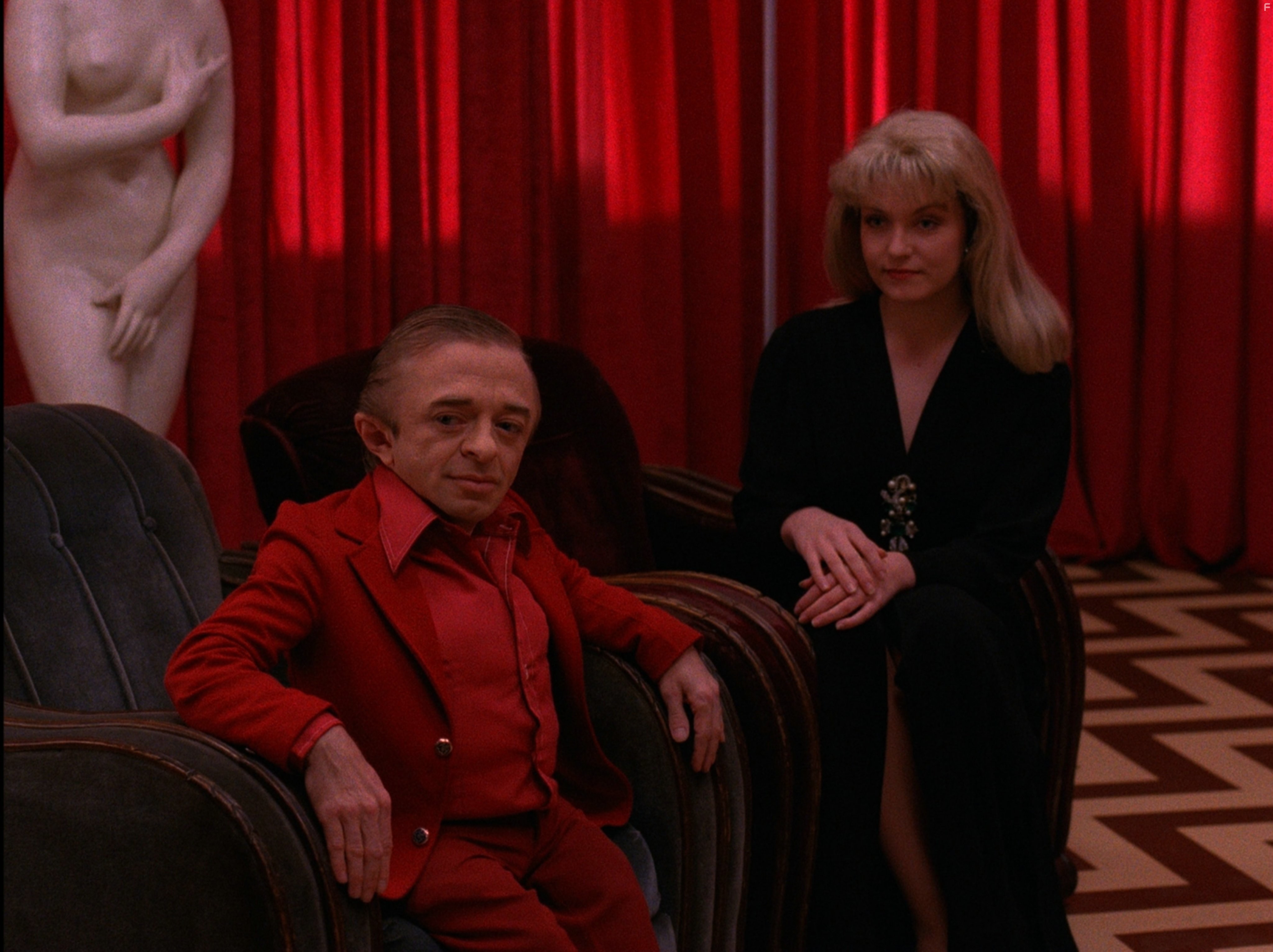 Michael J. Anderson and Sheryl Lee in Твин Пикс (1990)