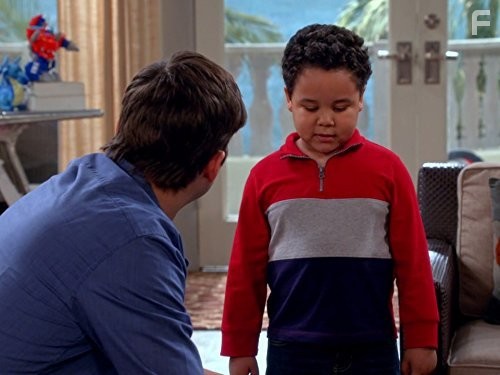 Ashton Kutcher and Edan Alexander in Два с половиной человека (2003)