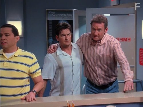 Charlie Sheen, Jon Cryer, and Ryan Stiles in Два с половиной человека (2003)