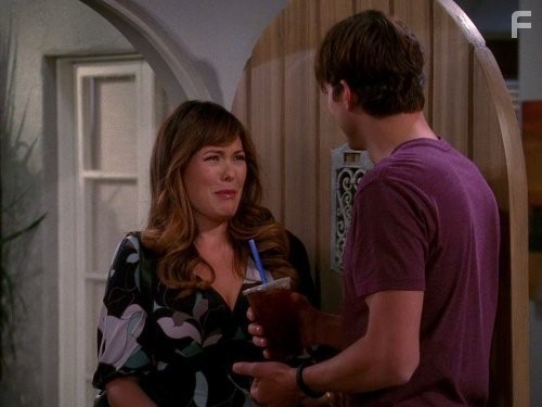 Ashton Kutcher and Lindsay Price in Два с половиной человека (2003)