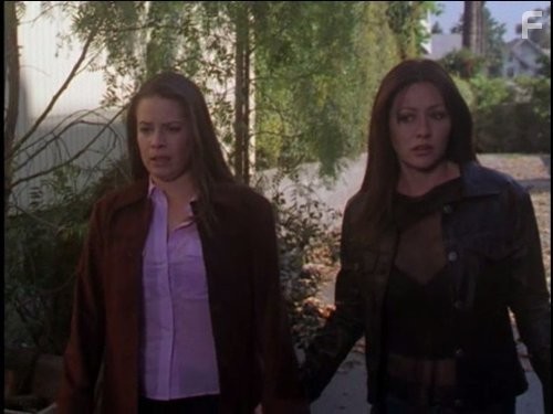 Holly Marie Combs and Shannen Doherty in Зачарованные (1998)