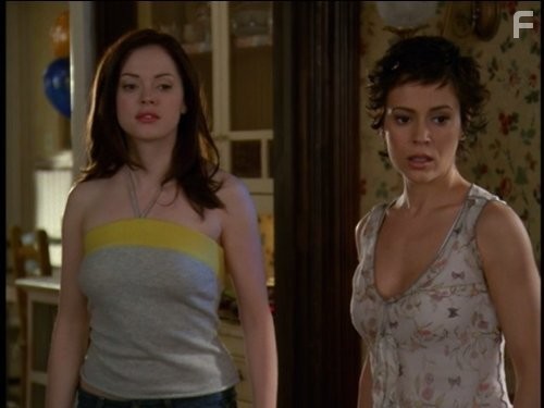 Alyssa Milano and Rose McGowan in Зачарованные (1998)
