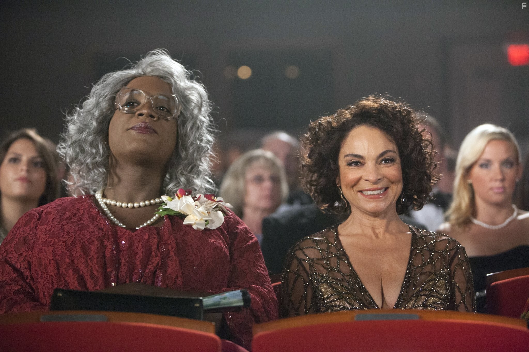 Jasmine Guy and Lewis Thompson in Очень страшное кино 5 (2013)