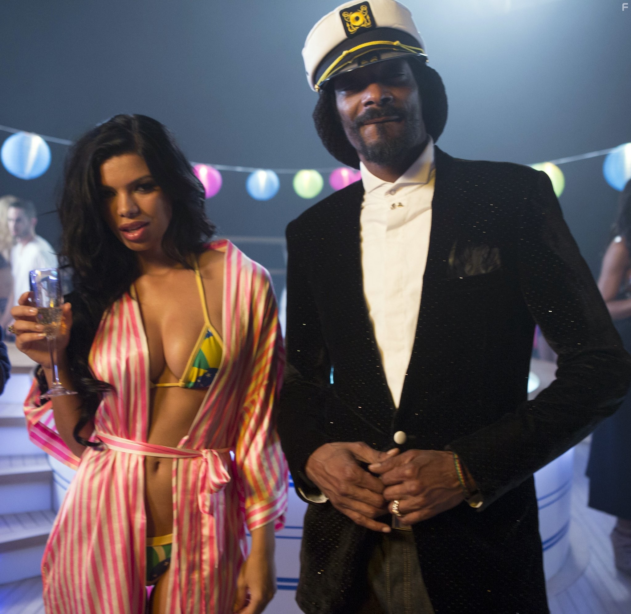 Snoop Dogg and Suelyn Medeiros in Очень страшное кино 5 (2013)
