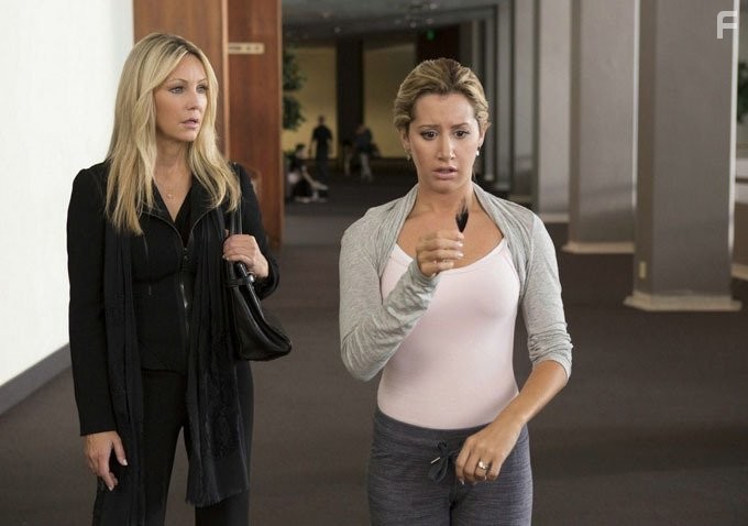 Heather Locklear and Ashley Tisdale in Очень страшное кино 5 (2013)