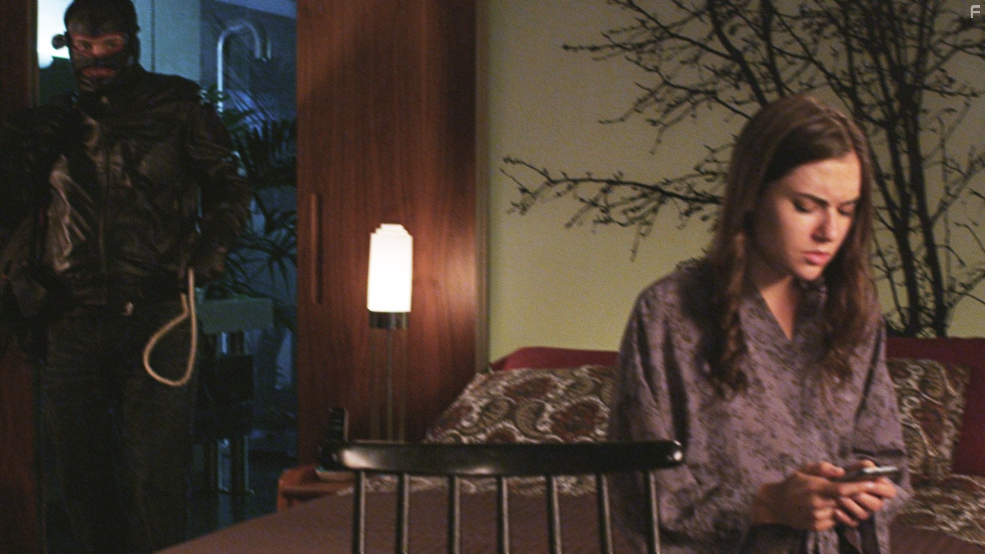 Neil Maskell and Sasha Grey in Открытые окна (2014)