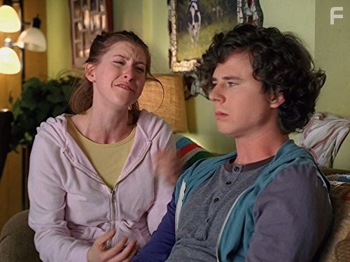 Eden Sher and Charlie McDermott in Бывает и хуже (2009)