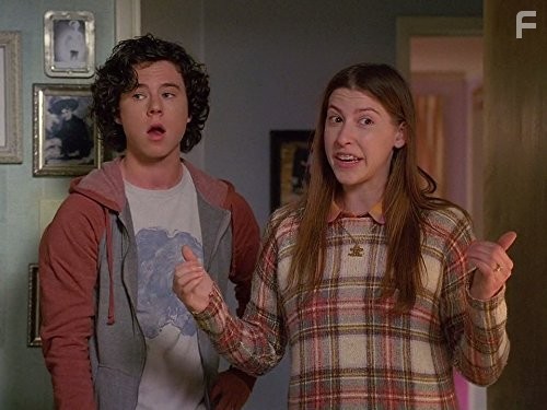 Eden Sher and Charlie McDermott in Бывает и хуже (2009)