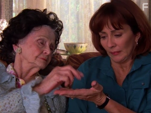 Patricia Heaton and Jeanette Miller in Бывает и хуже (2009)
