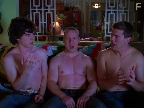 Beau Wirick, Charlie McDermott, and John Gammon in Бывает и хуже (2009)