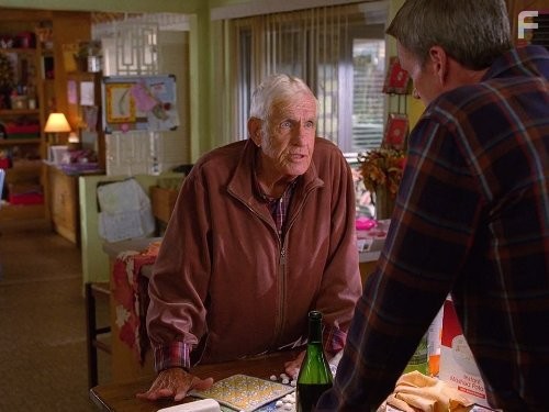Neil Flynn and Jerry Van Dyke in Бывает и хуже (2009)