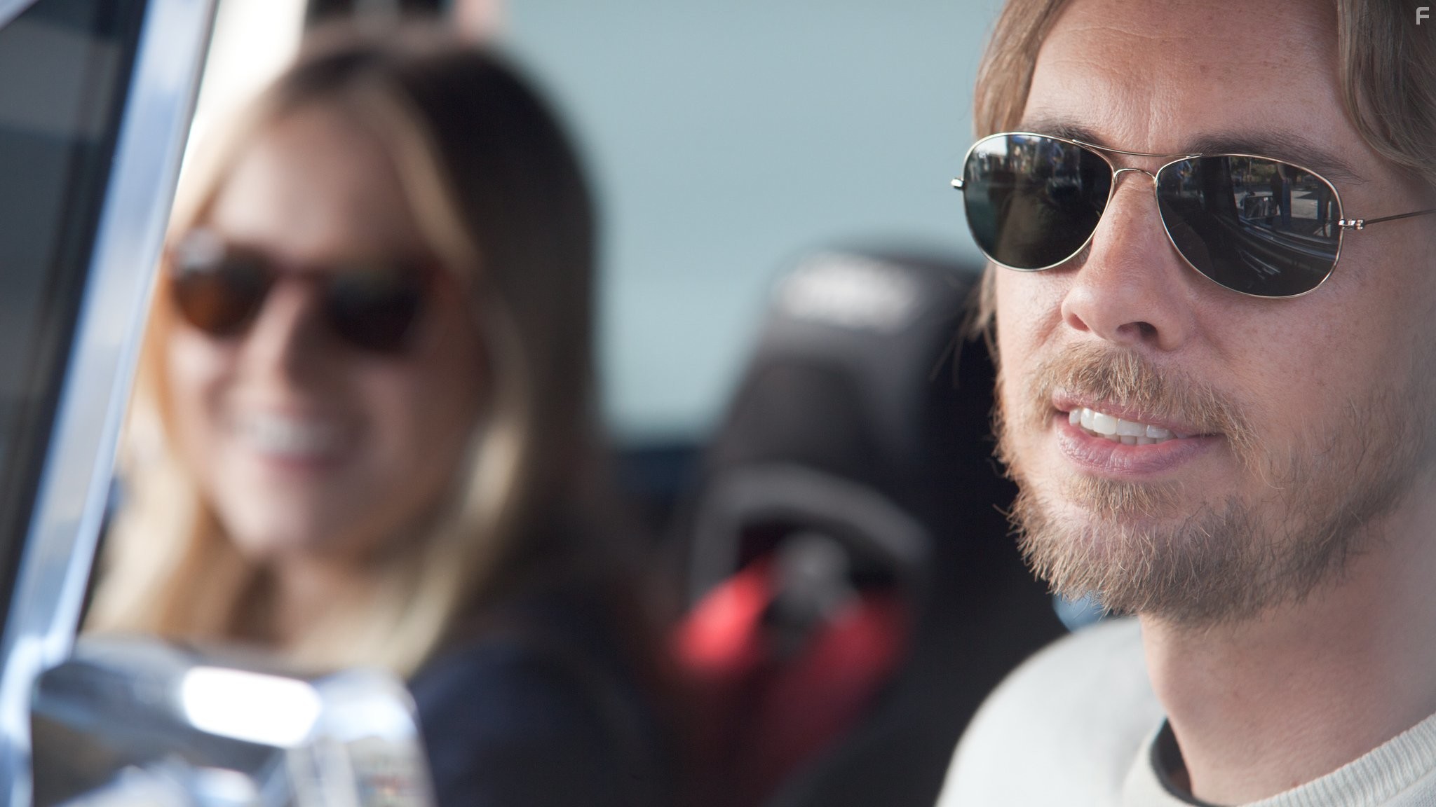 Kristen Bell and Dax Shepard in Хватай и беги (2012)