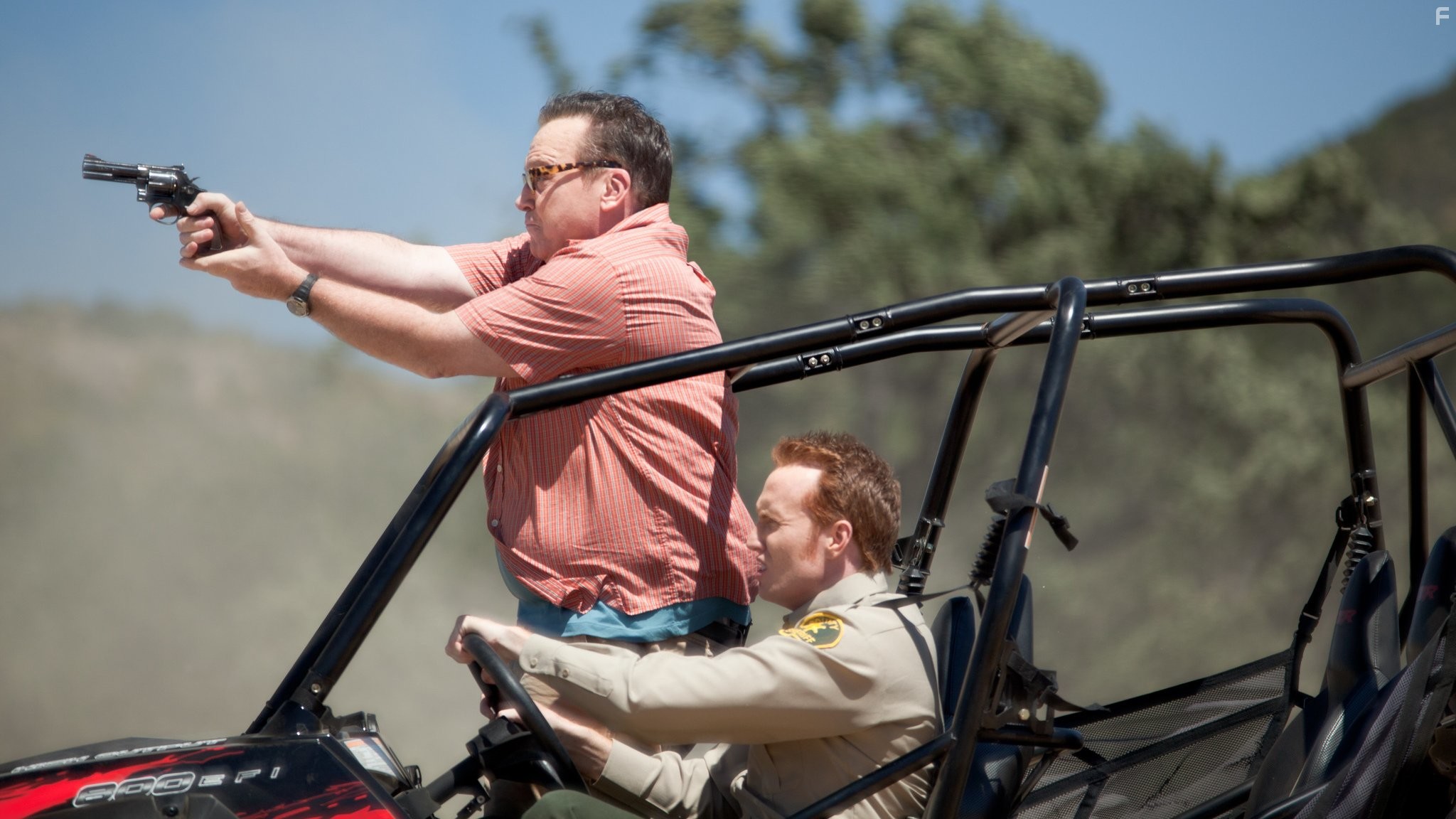 Tom Arnold and Jess Rowland in Хватай и беги (2012)