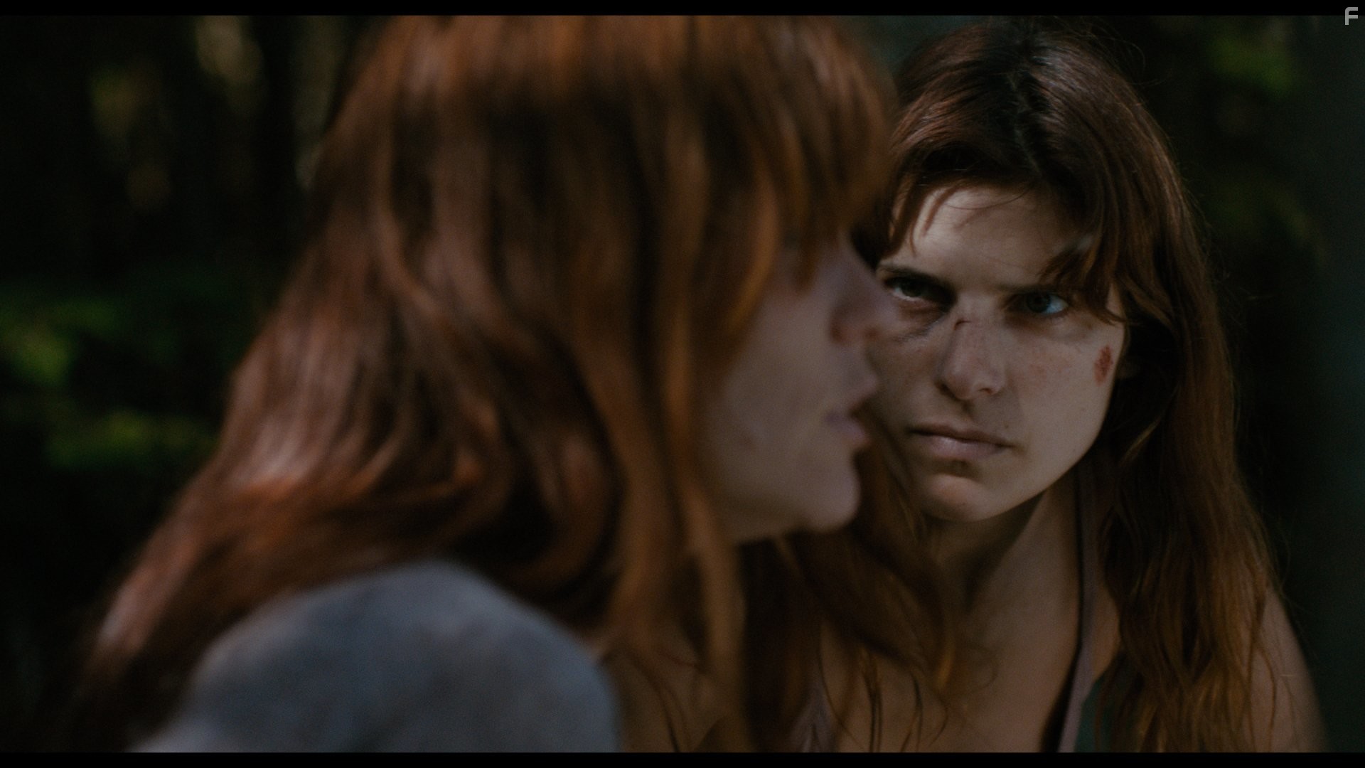 Katie Aselton and Lake Bell in Остров смерти (2012)