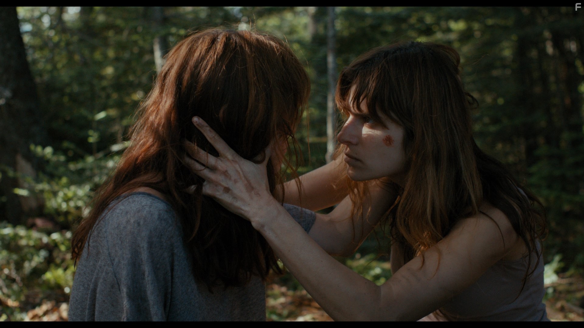 Katie Aselton and Lake Bell in Остров смерти (2012)