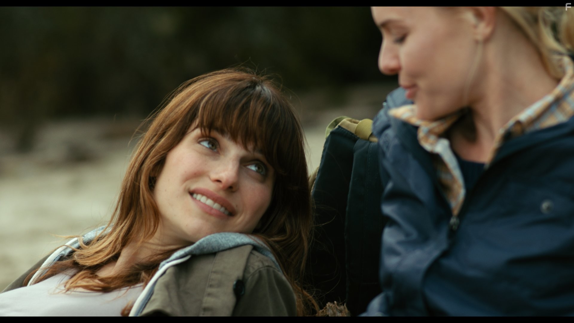 Kate Bosworth and Lake Bell in Остров смерти (2012)