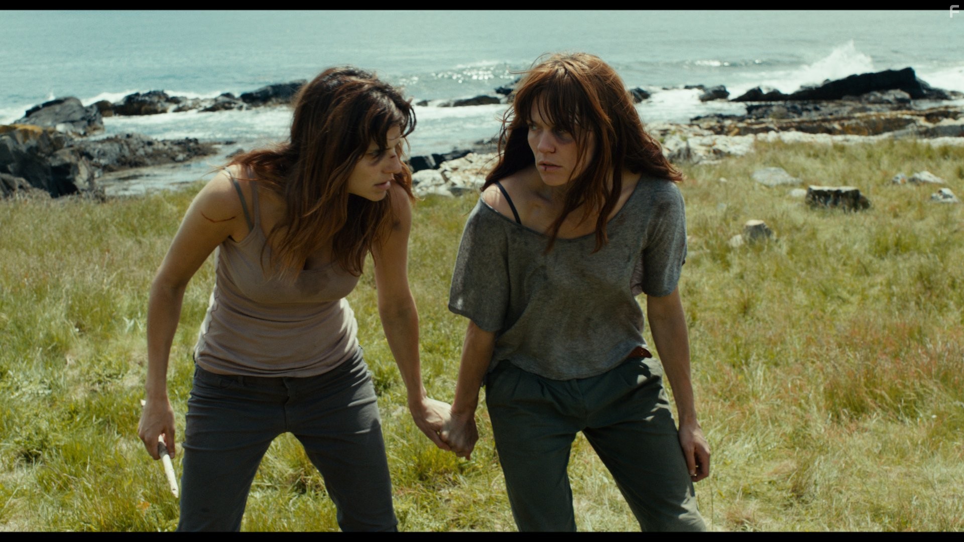 Katie Aselton and Lake Bell in Остров смерти (2012)