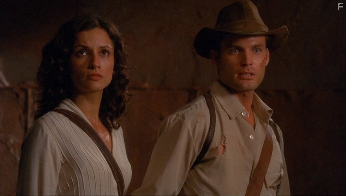 Casper Van Dien and Leonor Varela in Тутанхамон: Проклятие гробницы (2006)