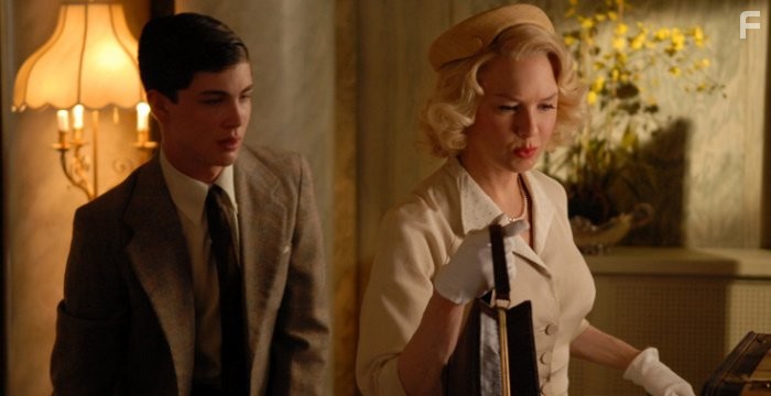 Ren?e Zellweger and Logan Lerman in Мой единственный (2009)