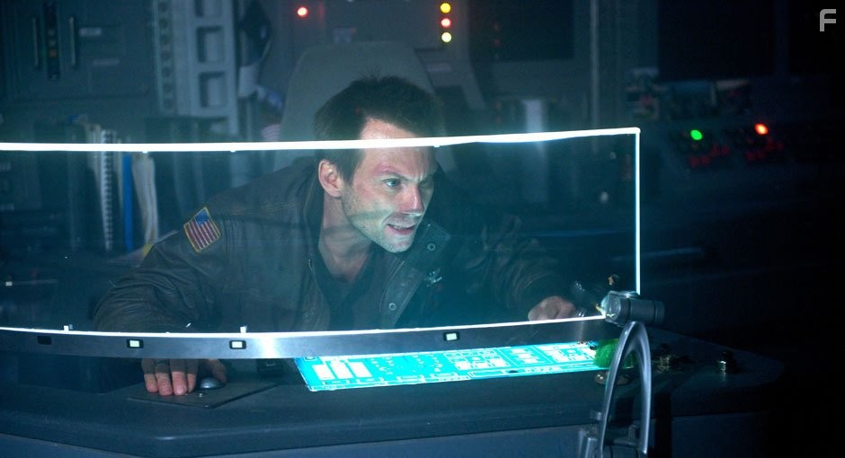 Christian Slater in В плену у космоса (2013)