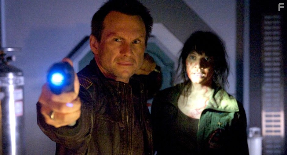 Christian Slater and Amy Matysio in В плену у космоса (2013)