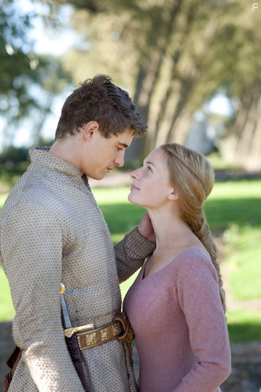 Rebecca Ferguson and Max Irons in Белая королева (2013)