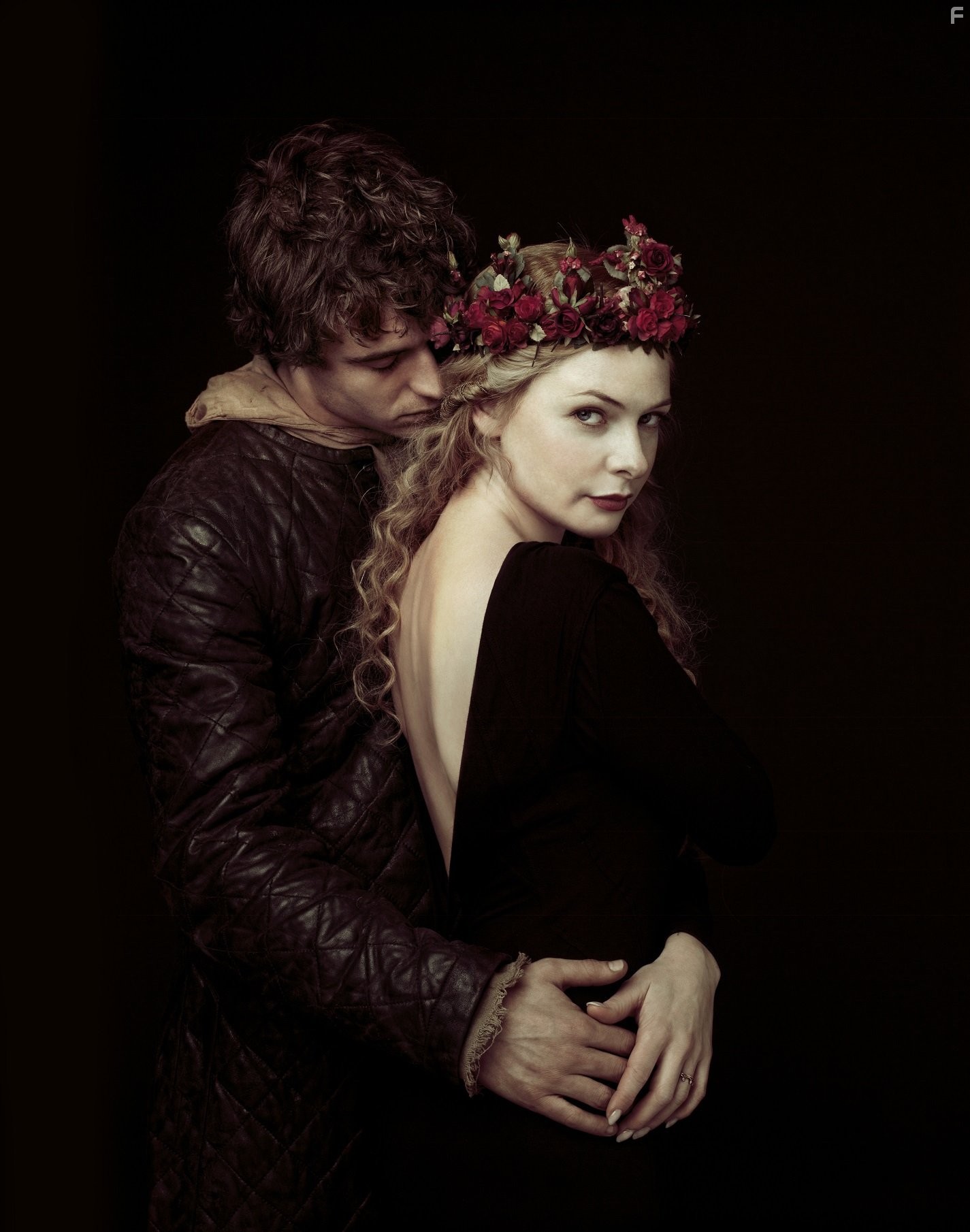 Rebecca Ferguson and Max Irons in Белая королева (2013)