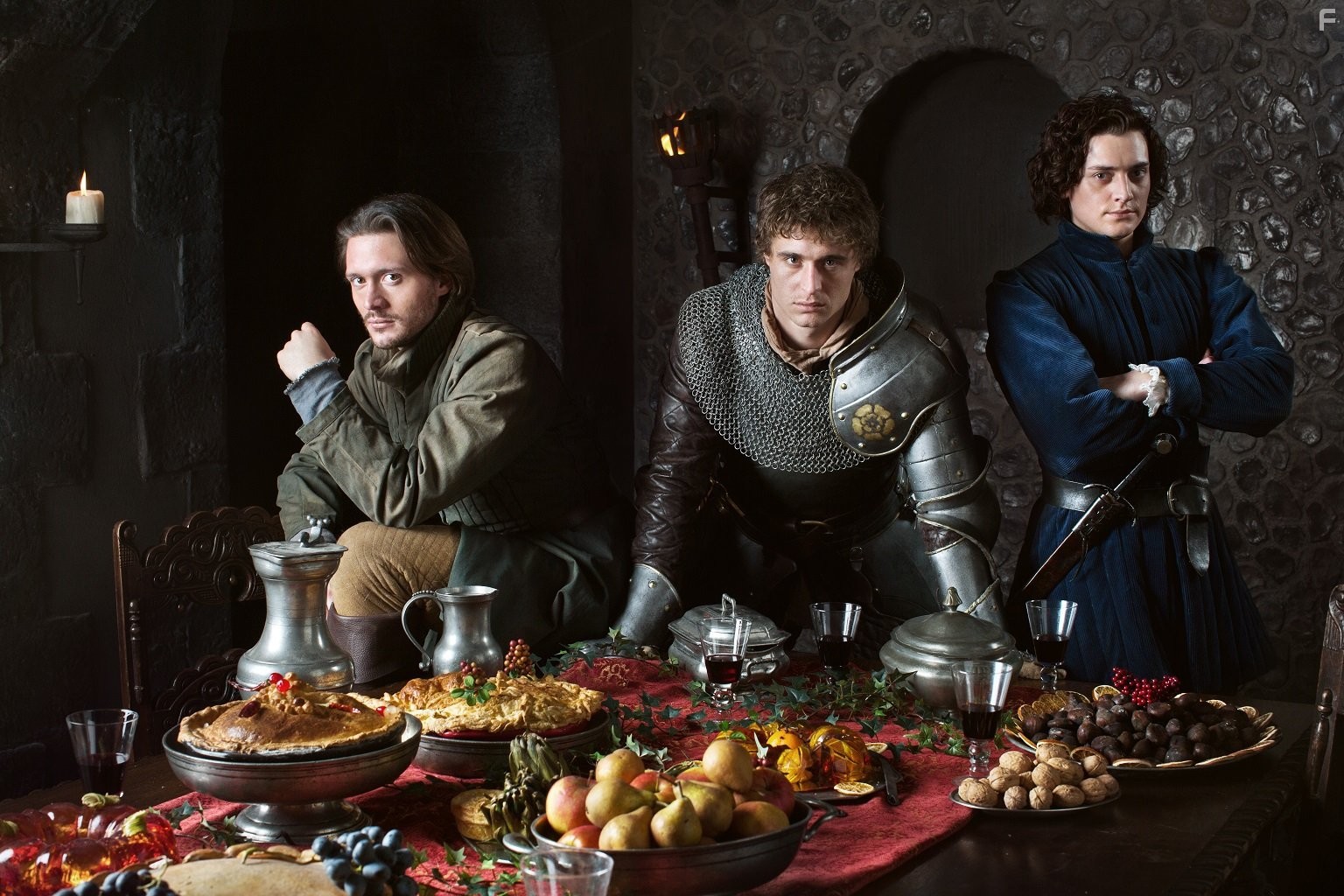 Max Irons, David Oakes, and Aneurin Barnard in Белая королева (2013)