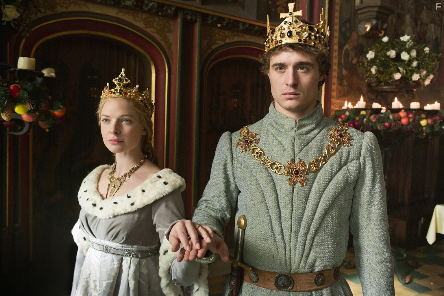 Rebecca Ferguson and Max Irons in Белая королева (2013)