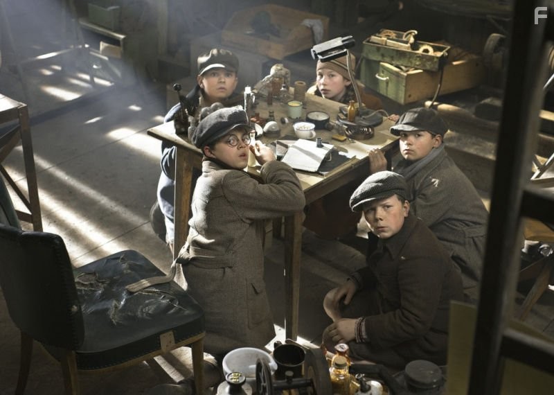 Zo? Mannhardt, Markus Krojer, and Dominik Nowak in Die Perlmutterfarbe (2009)