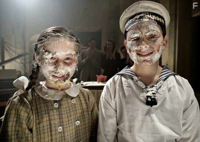 Zo? Mannhardt and Markus Krojer in Die Perlmutterfarbe (2009)