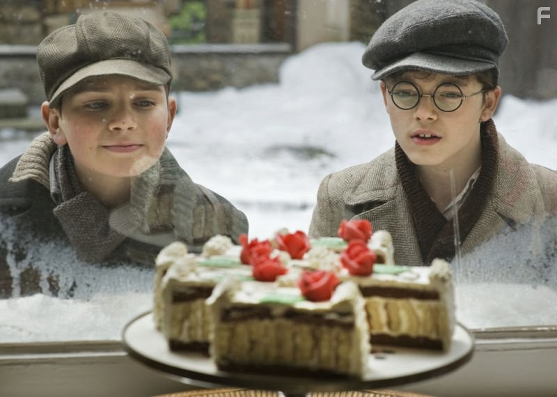 Markus Krojer and Dominik Nowak in Die Perlmutterfarbe (2009)