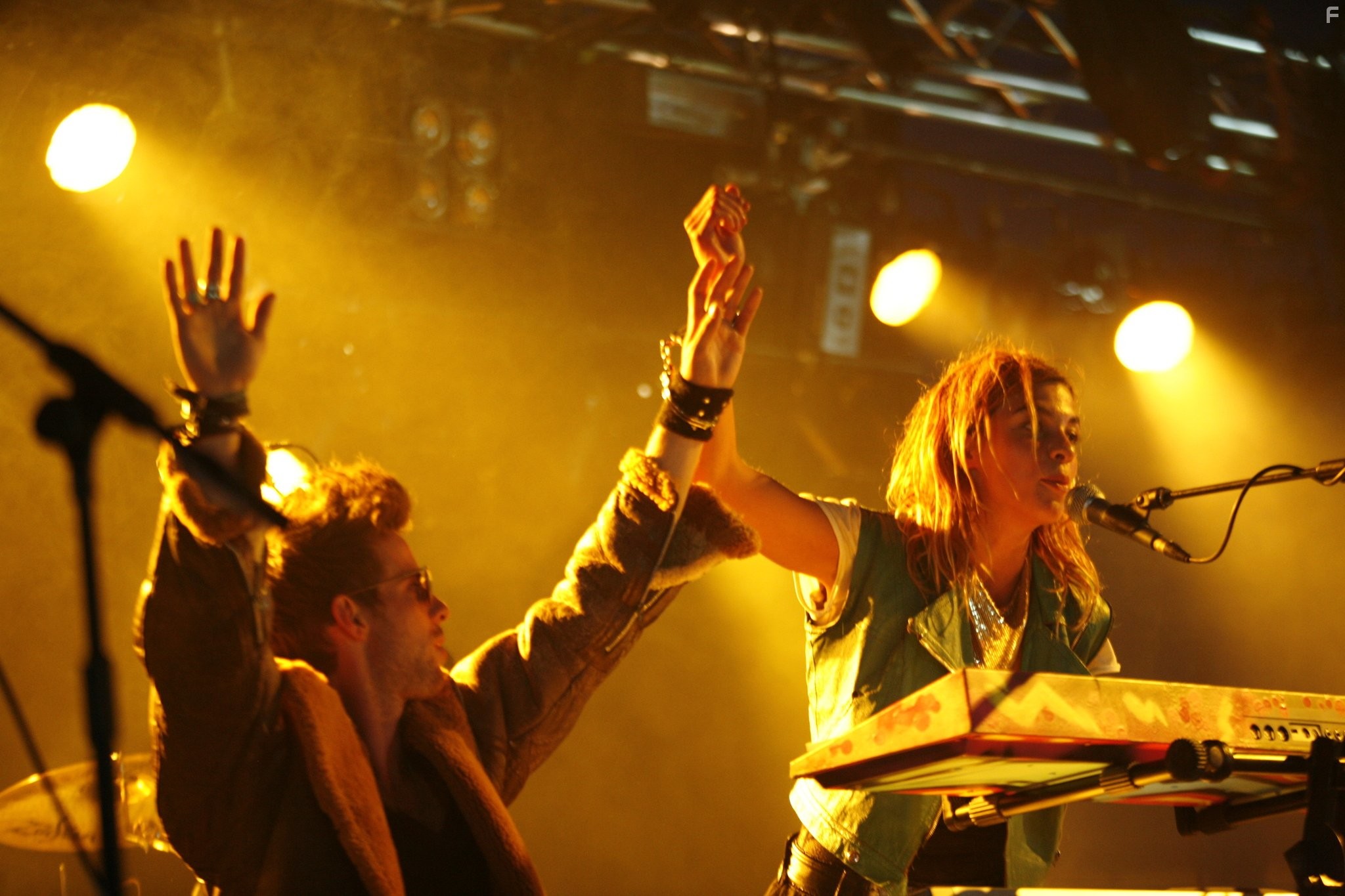 Natalia Tena and Luke Treadaway in Музыка нас связала (2011)