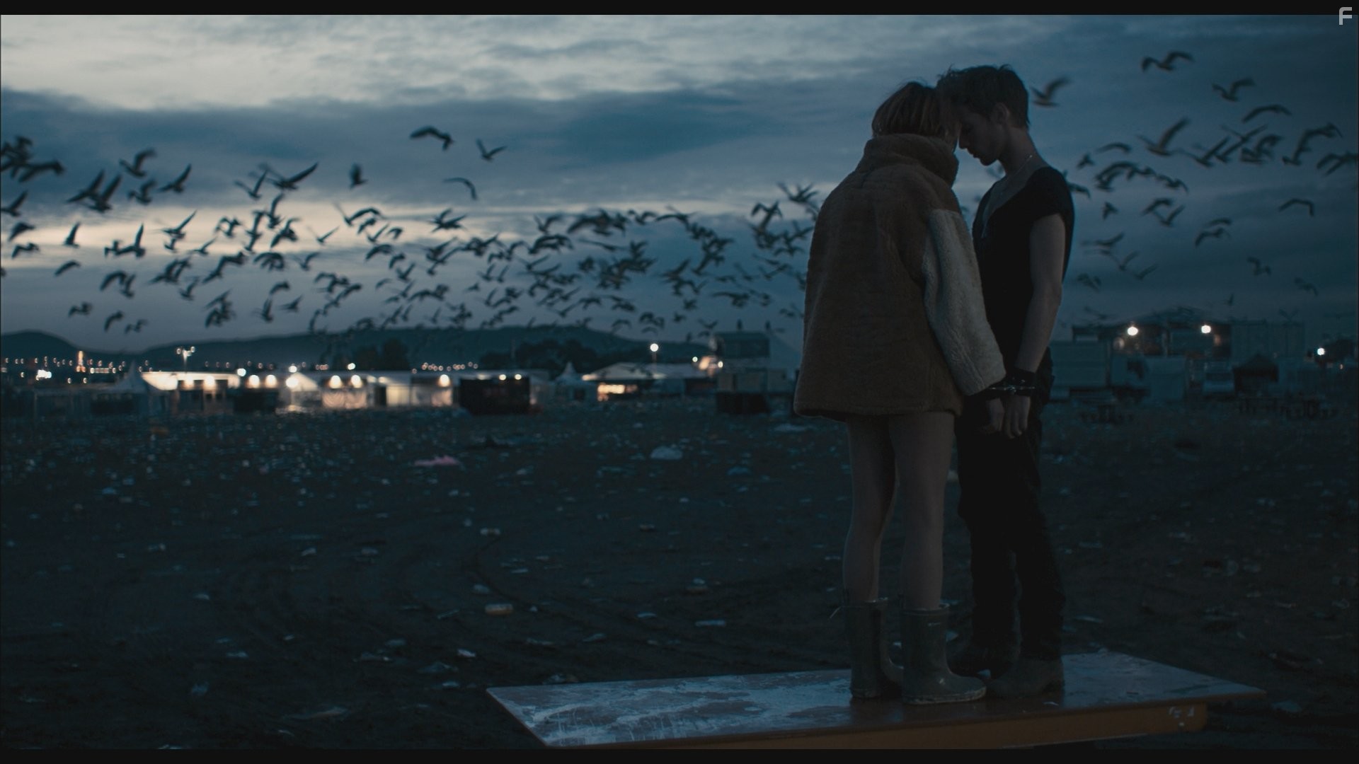 Natalia Tena and Luke Treadaway in Музыка нас связала (2011)