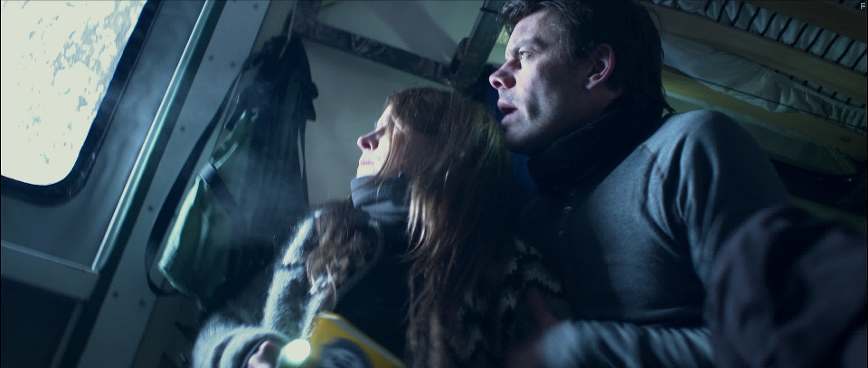 Bj?rn Thors and Anna Gunnd?s Gu?mundsd?ttir in Frost (2012)