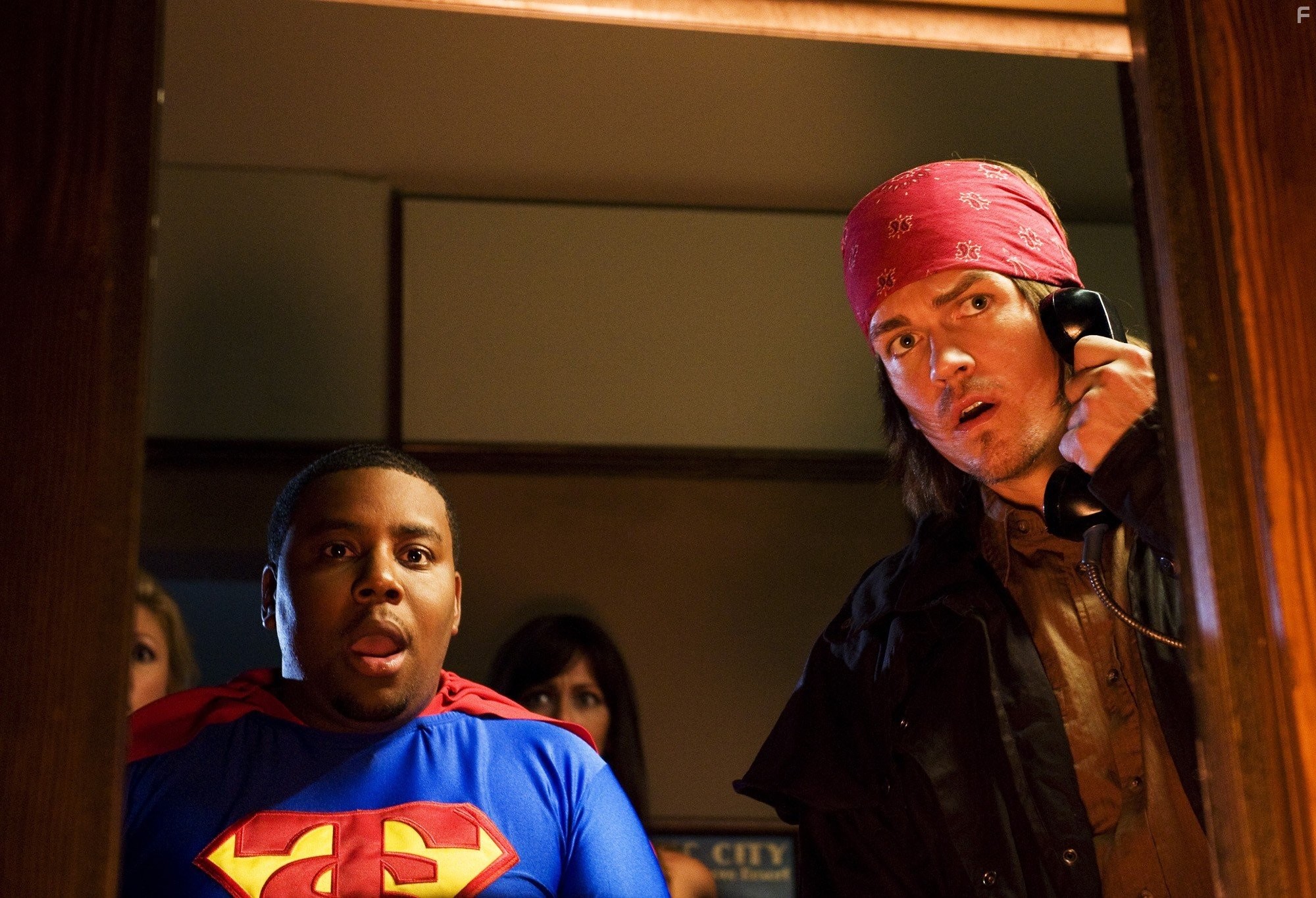 Kenan Thompson and Steve Howey in Стан Хельсинг (2009)