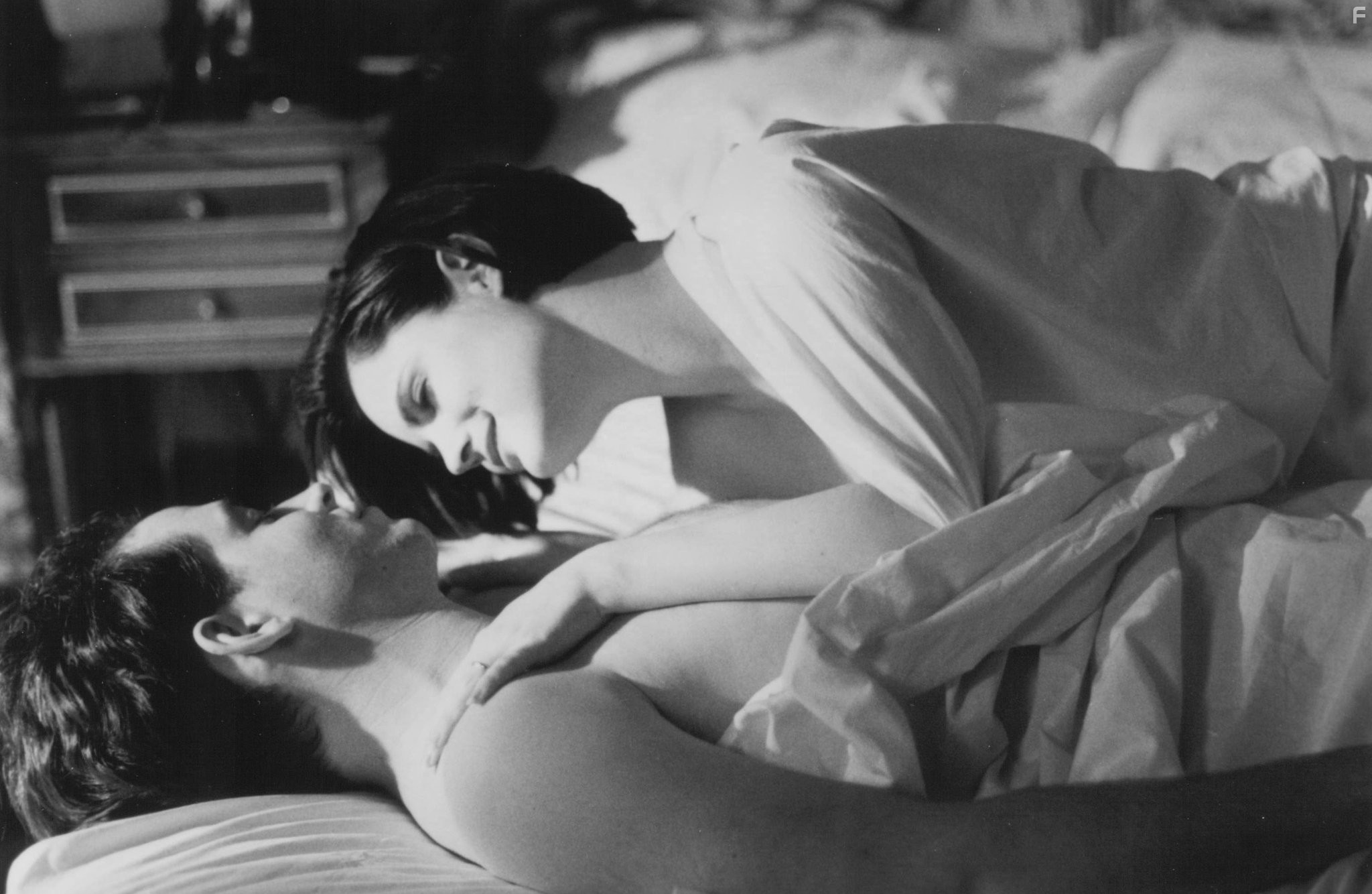 Matthew Broderick and Jennifer Jason Leigh in Миссис Паркер и порочный круг (1994)