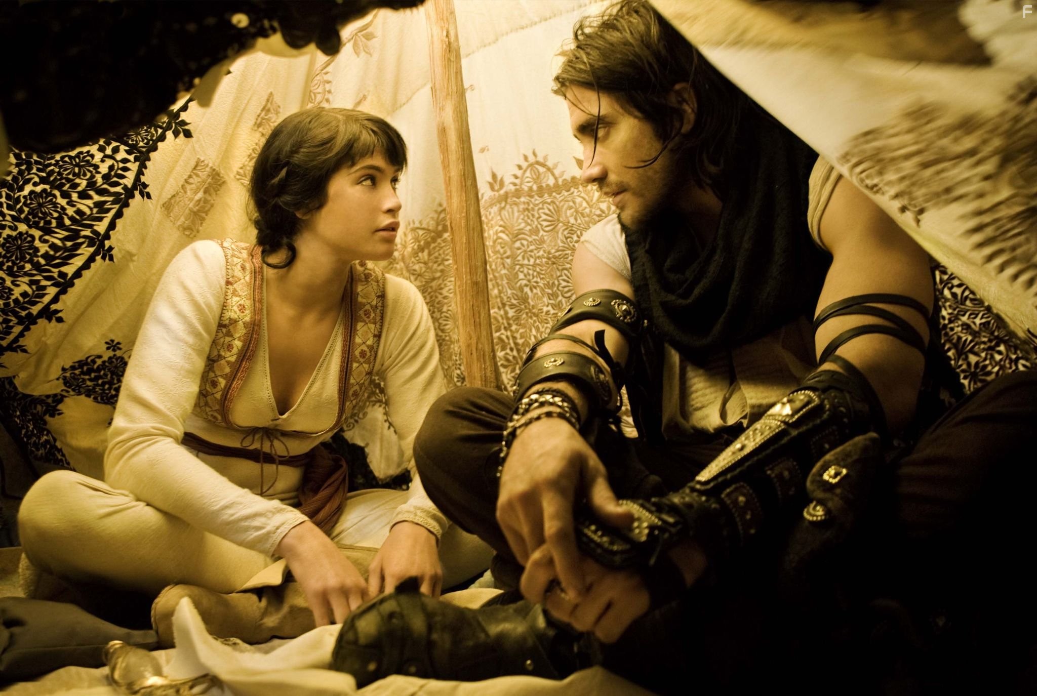 Jake Gyllenhaal and Gemma Arterton in Принц Персии: Пески времени (2010)