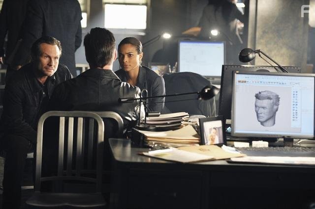 Christian Slater and Rochelle Aytes in Забытые (2009)