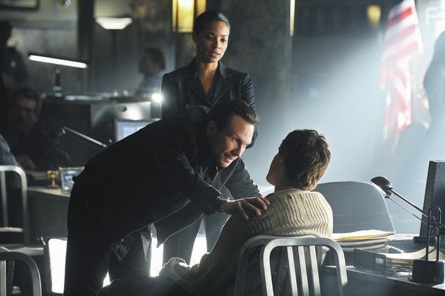 Christian Slater and Rochelle Aytes in Забытые (2009)